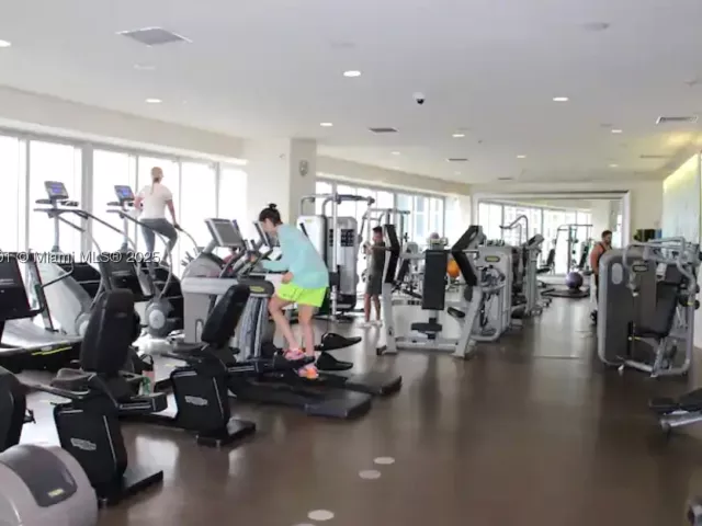 1-bedroom condo for sale in Miami - 495 Brickell Ave 3706 - MondialRealty