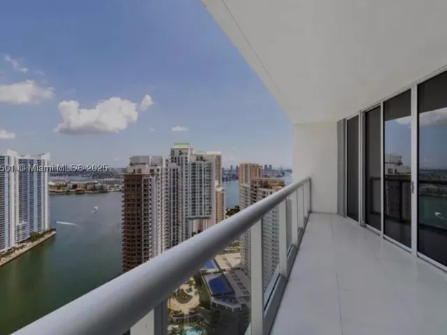 1-bedroom condo for sale in Miami - 495 Brickell Ave 3706 - MondialRealty
