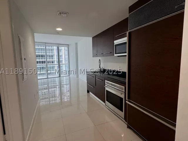1-bedroom condo for sale in Miami - 495 Brickell Ave 3706 - MondialRealty