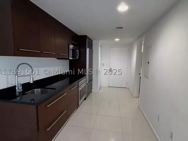 1-bedroom condo for sale in Miami - 495 Brickell Ave 3706 - MondialRealty