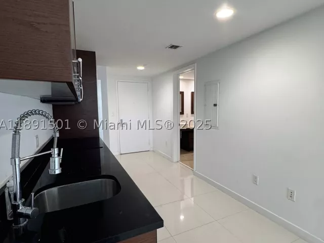 1-bedroom condo for sale in Miami - 495 Brickell Ave 3706 - MondialRealty