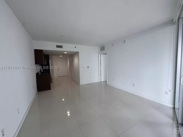 1-bedroom condo for sale in Miami - 495 Brickell Ave 3706 - MondialRealty