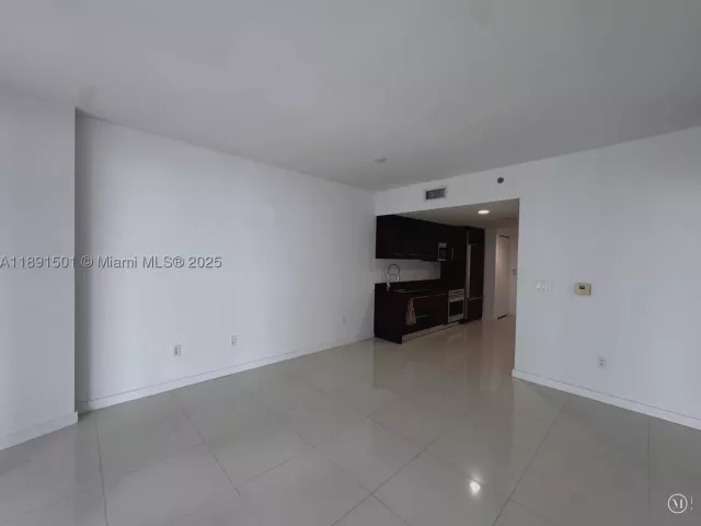 1-bedroom condo for sale in Miami - 495 Brickell Ave 3706 - MondialRealty