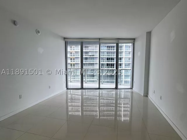 1-bedroom condo for sale in Miami - 495 Brickell Ave 3706 - MondialRealty