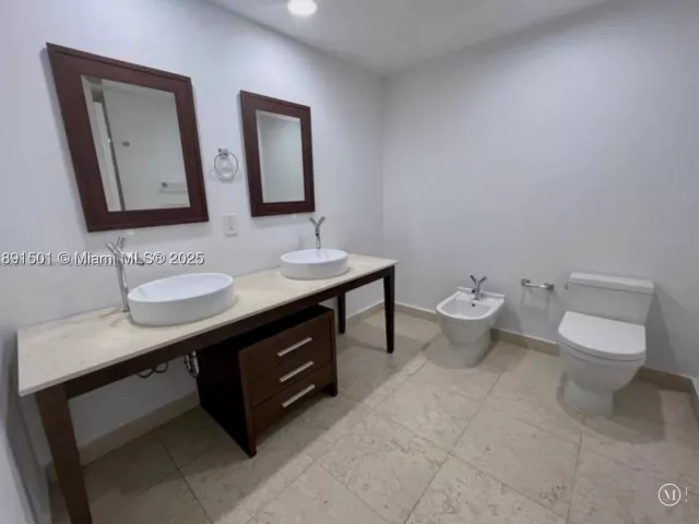 1-bedroom condo for sale in Miami - 495 Brickell Ave 3706 - MondialRealty