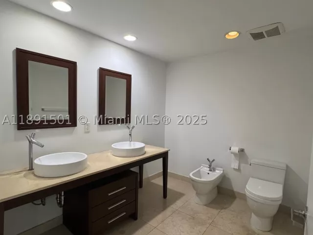 1-bedroom condo for sale in Miami - 495 Brickell Ave 3706 - MondialRealty
