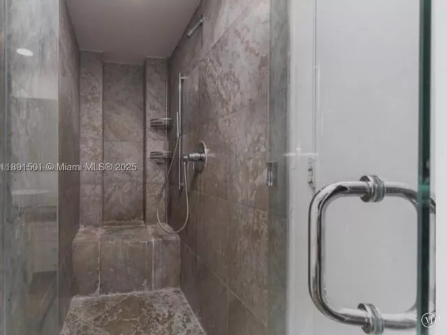 1-bedroom condo for sale in Miami - 495 Brickell Ave 3706 - MondialRealty