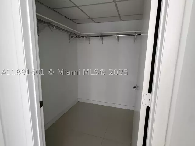 1-bedroom condo for sale in Miami - 495 Brickell Ave 3706 - MondialRealty