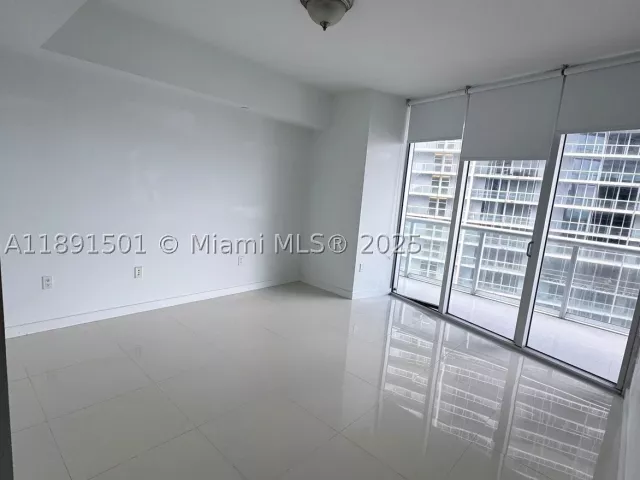1-bedroom condo for sale in Miami - 495 Brickell Ave 3706 - MondialRealty
