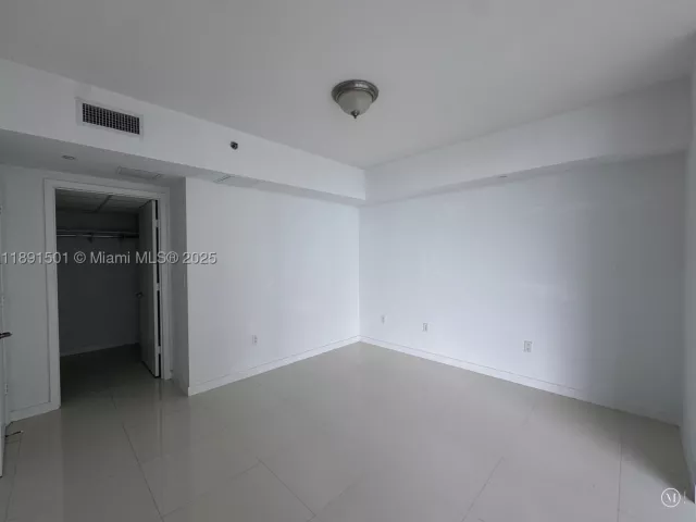 1-bedroom condo for sale in Miami - 495 Brickell Ave 3706 - MondialRealty