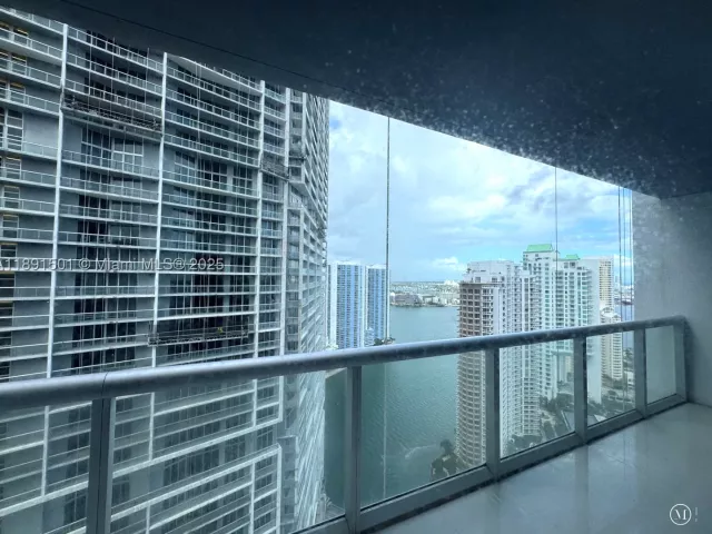 1-bedroom condo for sale in Miami - 495 Brickell Ave 3706 - MondialRealty