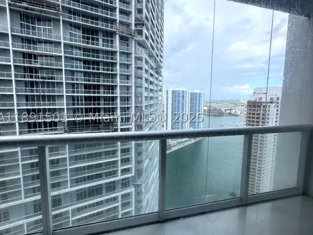 1-bedroom condo for sale in Miami - 495 Brickell Ave 3706 - MondialRealty