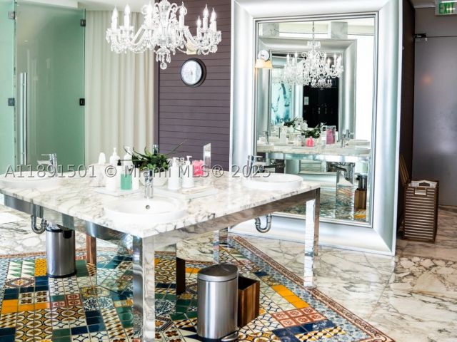1-bedroom condo for sale in Miami - 495 Brickell Ave 3706 - MondialRealty