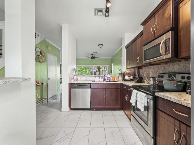 Home for rent at 380 SW 122nd Avenue - photo 6645492