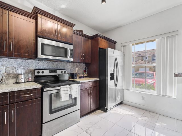 Home for rent at 380 SW 122nd Avenue - photo 6645493