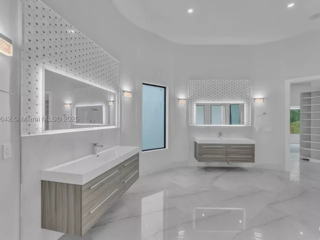 8-bedroom home for sale in Miami - 12175 SW 45th St - MondialRealty