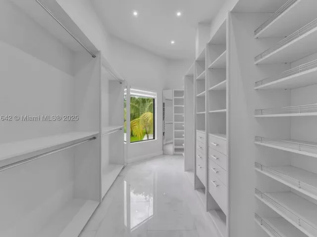 8-bedroom home for sale in Miami - 12175 SW 45th St - MondialRealty