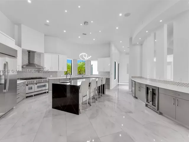 8-bedroom home for sale in Miami - 12175 SW 45th St - MondialRealty