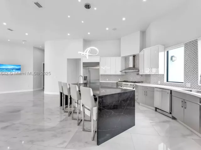 8-bedroom home for sale in Miami - 12175 SW 45th St - MondialRealty