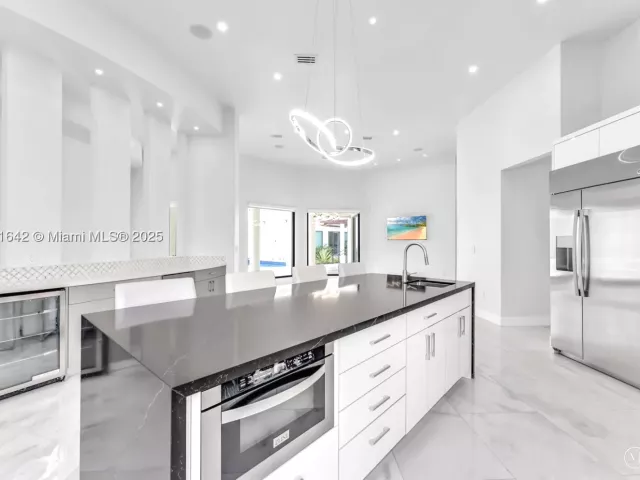 8-bedroom home for sale in Miami - 12175 SW 45th St - MondialRealty