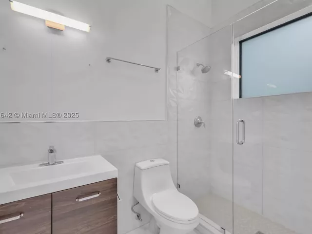 8-bedroom home for sale in Miami - 12175 SW 45th St - MondialRealty