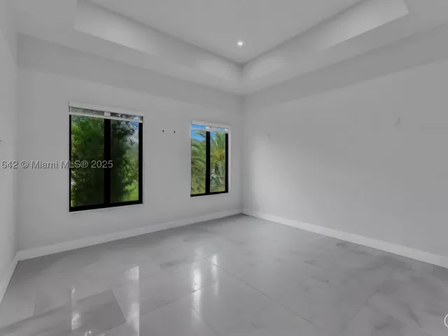8-bedroom home for sale in Miami - 12175 SW 45th St - MondialRealty