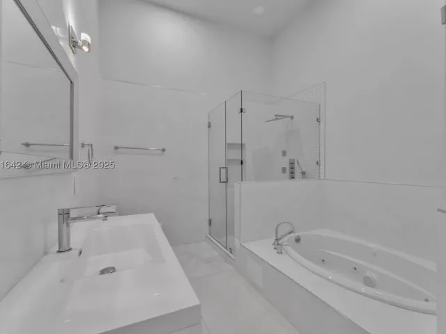 8-bedroom home for sale in Miami - 12175 SW 45th St - MondialRealty