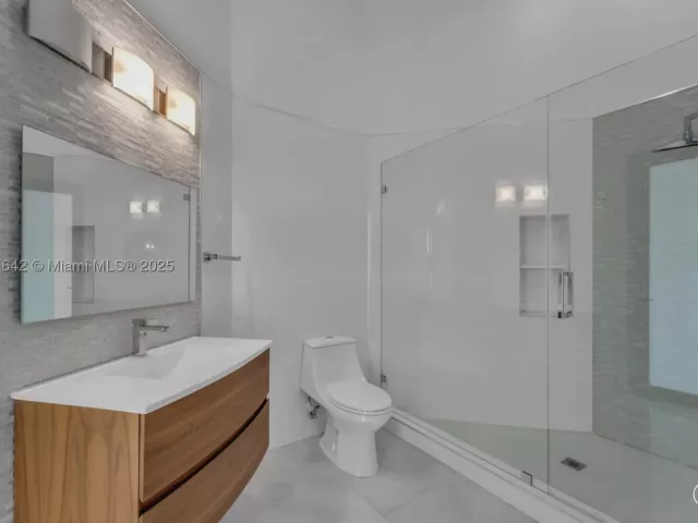 8-bedroom home for sale in Miami - 12175 SW 45th St - MondialRealty