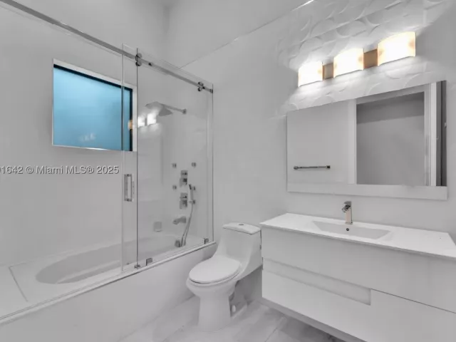 8-bedroom home for sale in Miami - 12175 SW 45th St - MondialRealty