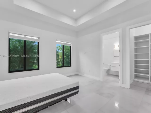 8-bedroom home for sale in Miami - 12175 SW 45th St - MondialRealty