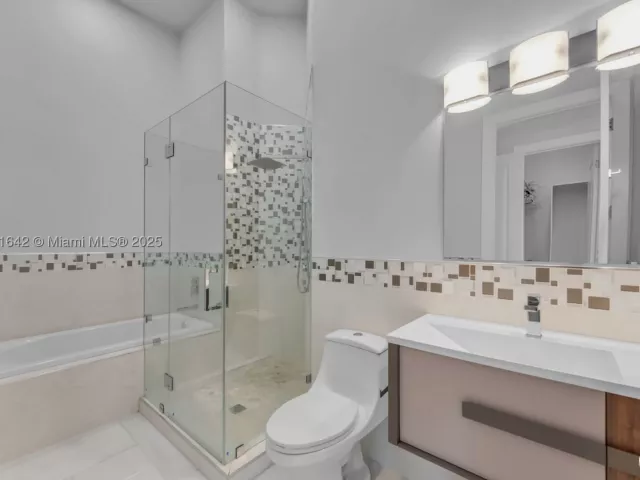 8-bedroom home for sale in Miami - 12175 SW 45th St - MondialRealty