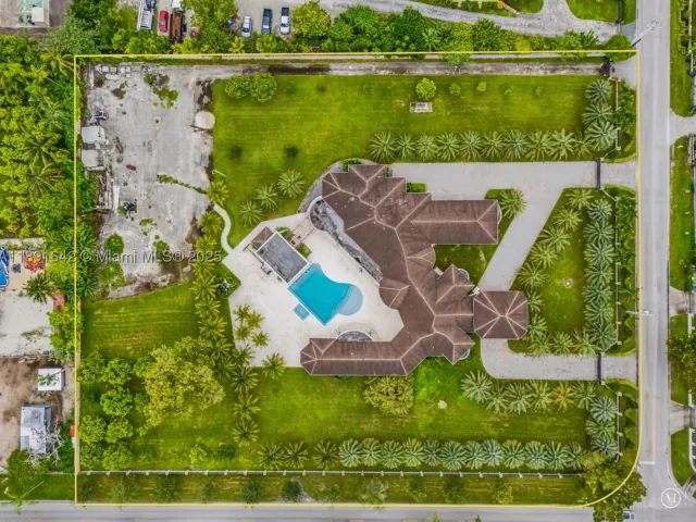 8-bedroom home for sale in Miami - 12175 SW 45th St - MondialRealty