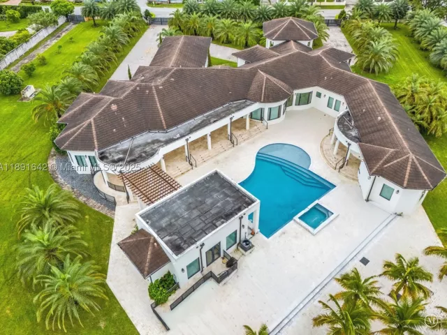 8-bedroom home for sale in Miami - 12175 SW 45th St - MondialRealty