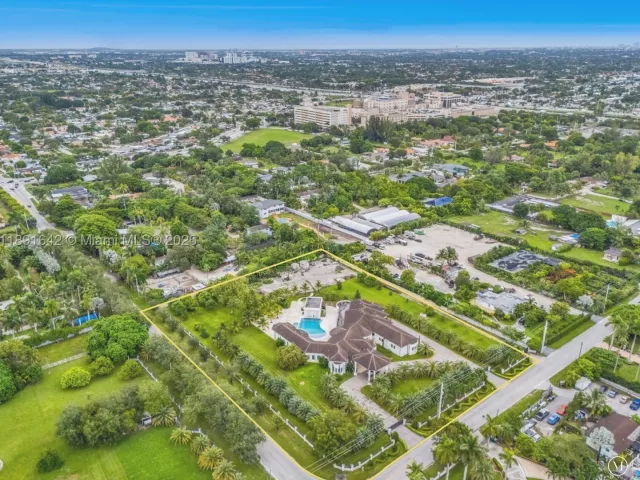 8-bedroom home for sale in Miami - 12175 SW 45th St - MondialRealty
