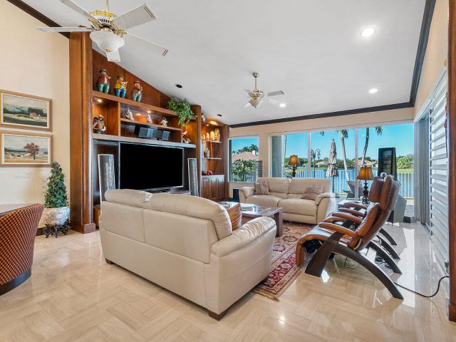 Home for rent at 4407 Woodfield Boulevard - photo 6644344