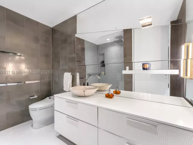 4-bedroom condo for sale in Miami Beach - 5134 Fisher Island Dr 5134 - MondialRealty