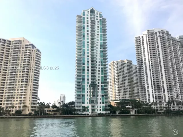 3-bedroom condo for sale in Miami - 900 Brickell Key Blvd 2204 - MondialRealty