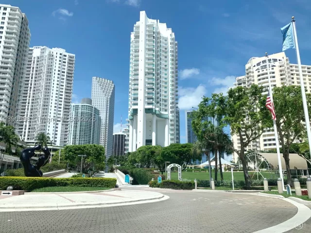 3-bedroom condo for sale in Miami - 900 Brickell Key Blvd 2204 - MondialRealty