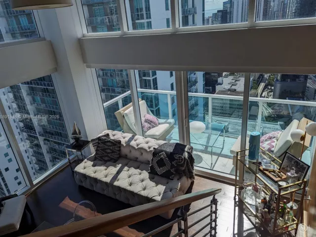 2-bedroom condo for rent in Miami - 41 SE 5th St 2302 - MondialRealty