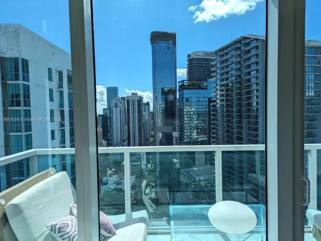 2-bedroom condo for rent in Miami - 41 SE 5th St 2302 - MondialRealty