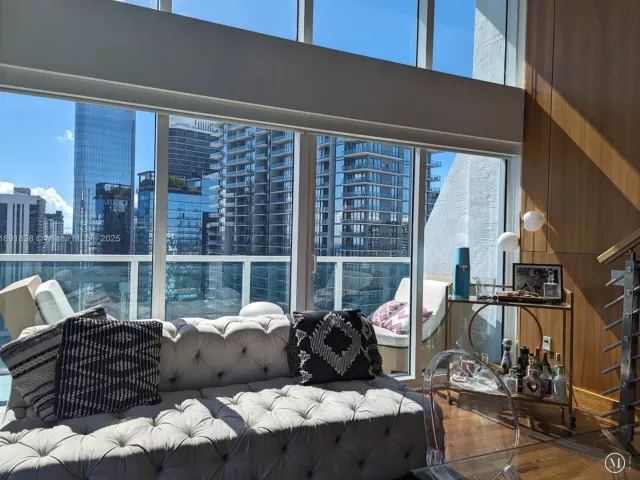 2-bedroom condo for rent in Miami - 41 SE 5th St 2302 - MondialRealty