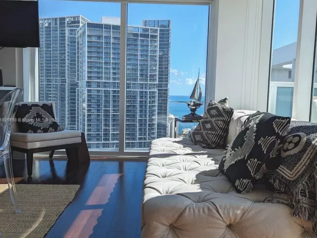 2-bedroom condo for rent in Miami - 41 SE 5th St 2302 - MondialRealty
