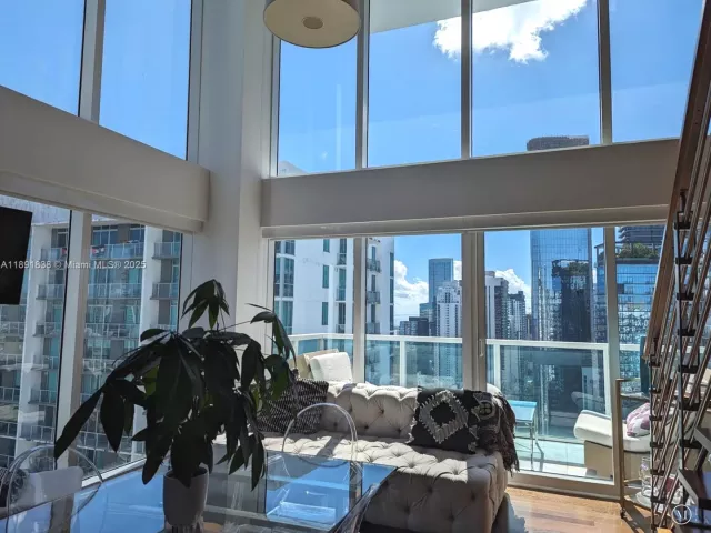 2-bedroom condo for rent in Miami - 41 SE 5th St 2302 - MondialRealty
