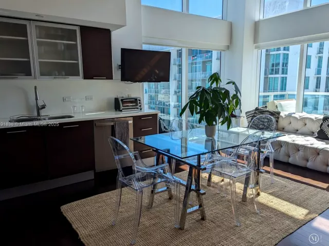 2-bedroom condo for rent in Miami - 41 SE 5th St 2302 - MondialRealty