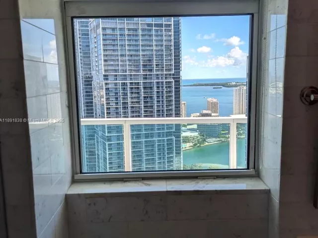 2-bedroom condo for rent in Miami - 41 SE 5th St 2302 - MondialRealty