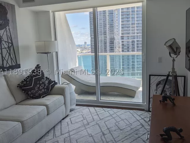 2-bedroom condo for rent in Miami - 41 SE 5th St 2302 - MondialRealty