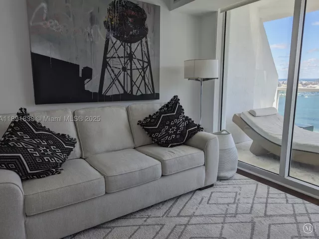 2-bedroom condo for rent in Miami - 41 SE 5th St 2302 - MondialRealty