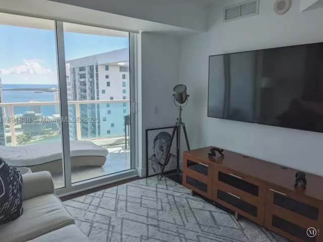 2-bedroom condo for rent in Miami - 41 SE 5th St 2302 - MondialRealty