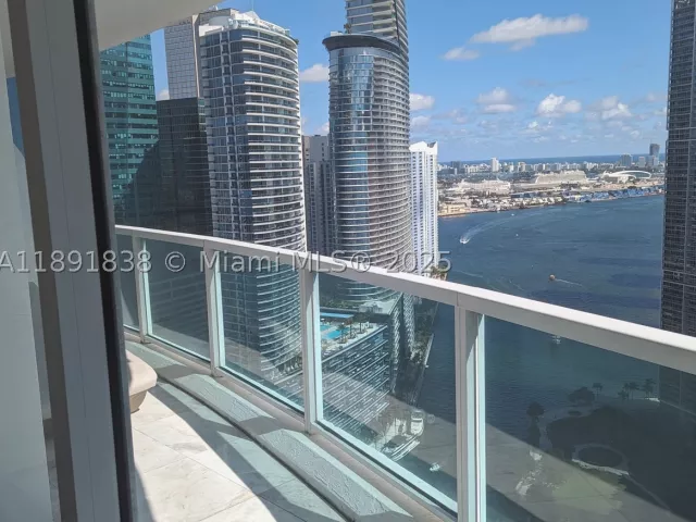 2-bedroom condo for rent in Miami - 41 SE 5th St 2302 - MondialRealty