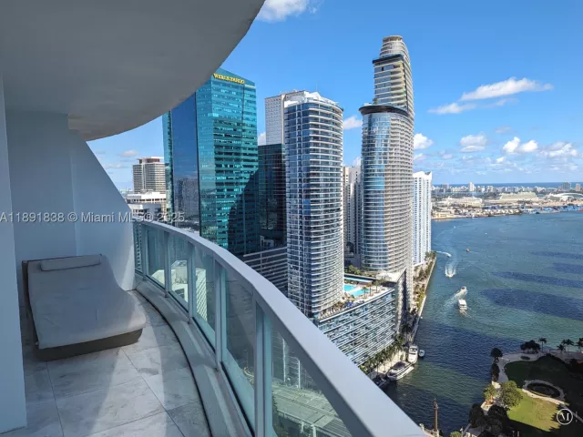 2-bedroom condo for rent in Miami - 41 SE 5th St 2302 - MondialRealty